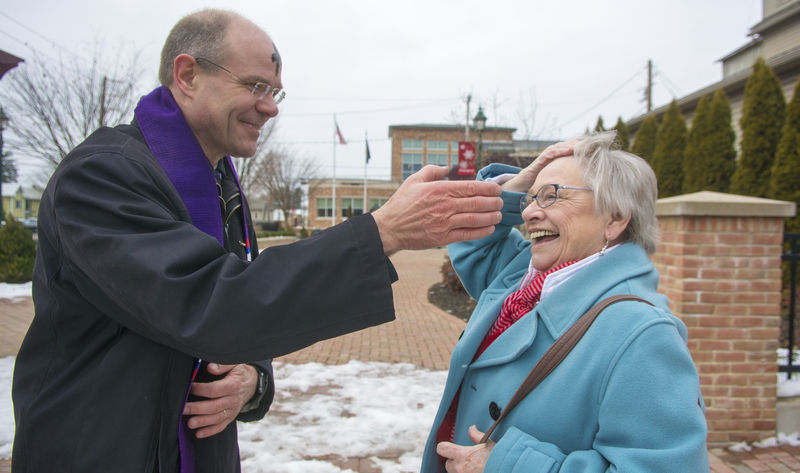 Selinsgrove pastor delivers ashes on the go